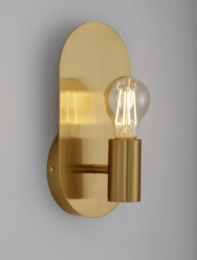 Elegante Wandleuchte in Gold mit Glühbirne, ideal für Flur oder Wohnzimmer.