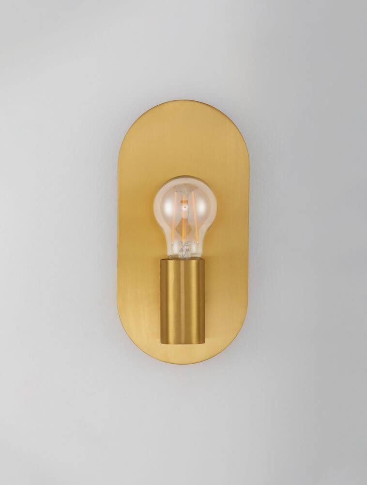 E27 Wandleuchte in Gold mit Glühbirne, perfekt für Flur oder Wohnzimmer, stilvolles Design.