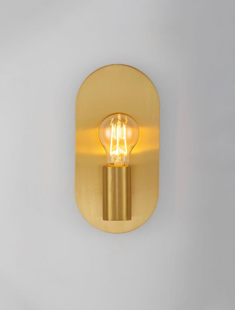 Elegante Wandleuchte in Gold mit E27 Fassung und warmem Licht, ideal für stilvolle Wohnräume.