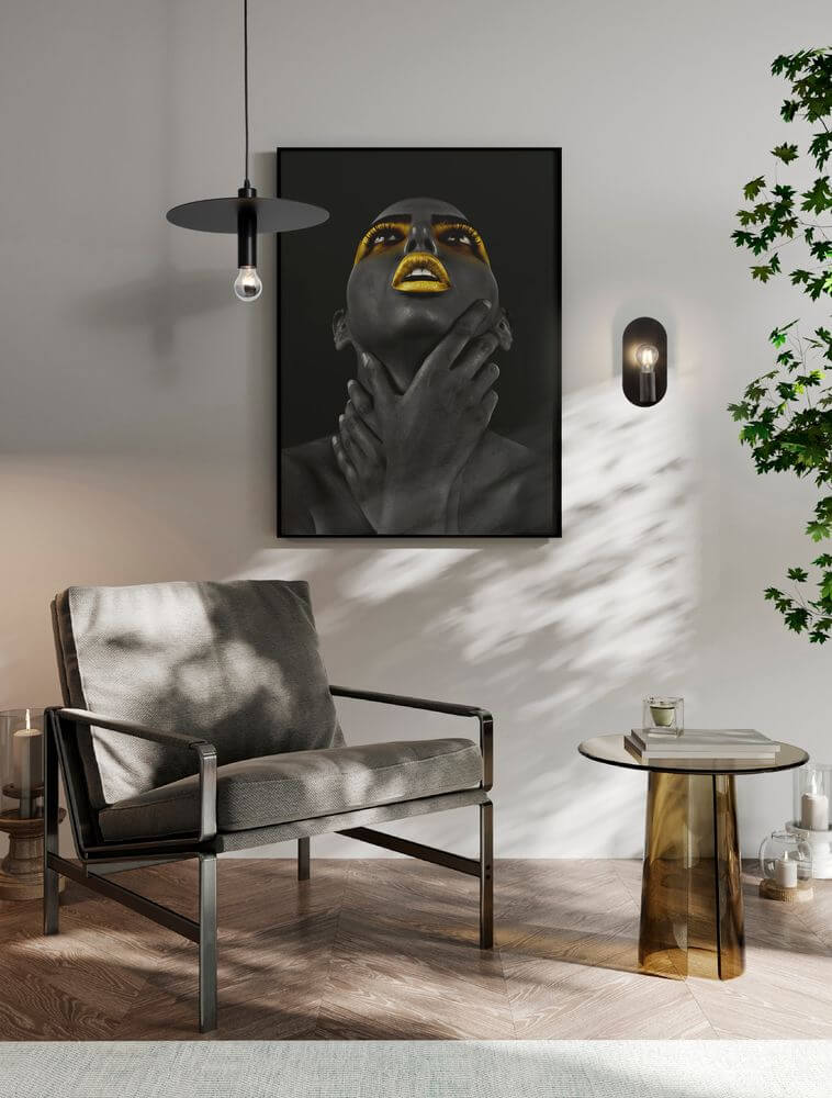 Moderne Wohnraum mit Royal Wandleuchte, stilvollem Sessel und Kunstwerk an der Wand.