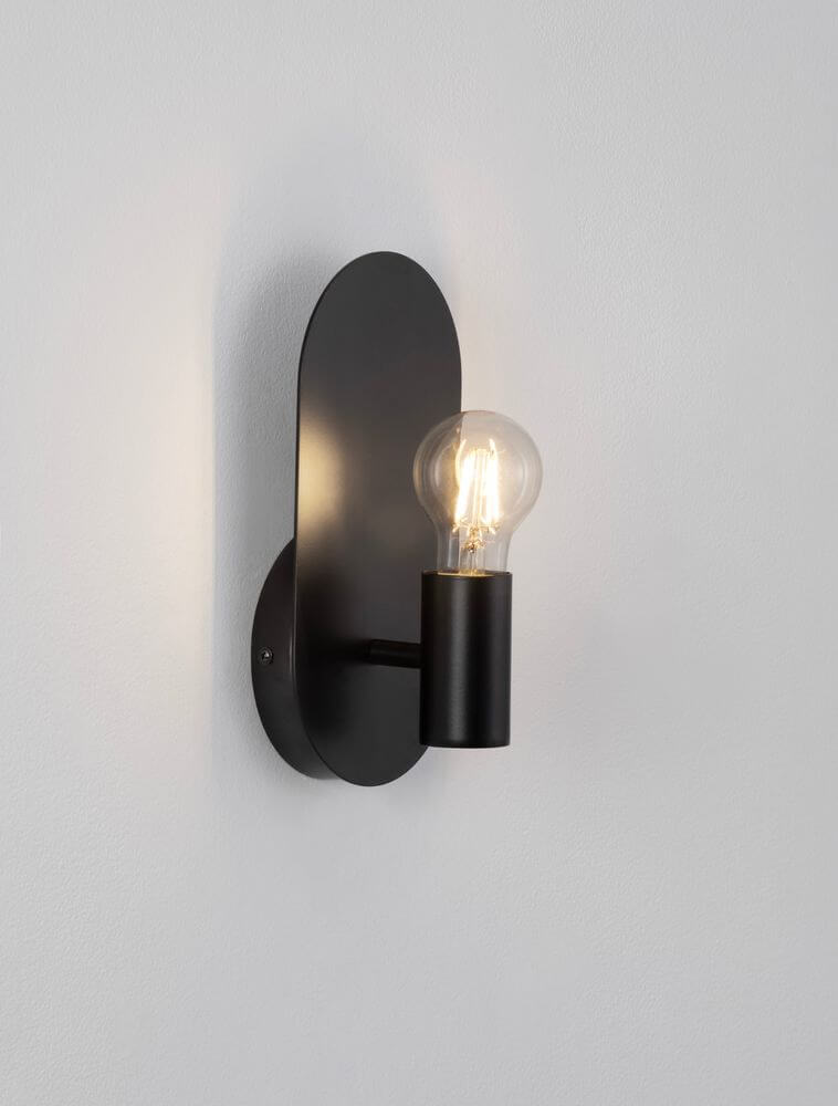 Moderne Royal Wandleuchte aus robustem Metall in Schwarz, ideal für Flur oder Wohnzimmer.