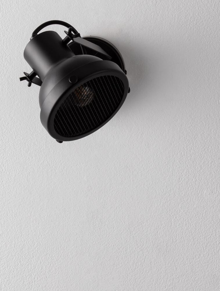 Ruvi Wandleuchte Schwarz an der Wand montiert, modernes Industrial-Design in mattem Schwarz.
