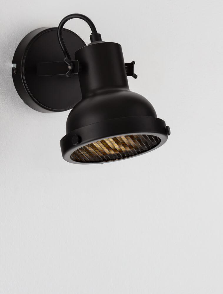 Ruvi Wandleuchte Schwarz in mattem Schwarz, modernes Industrial-Design mit skulpturalem Äußeren.