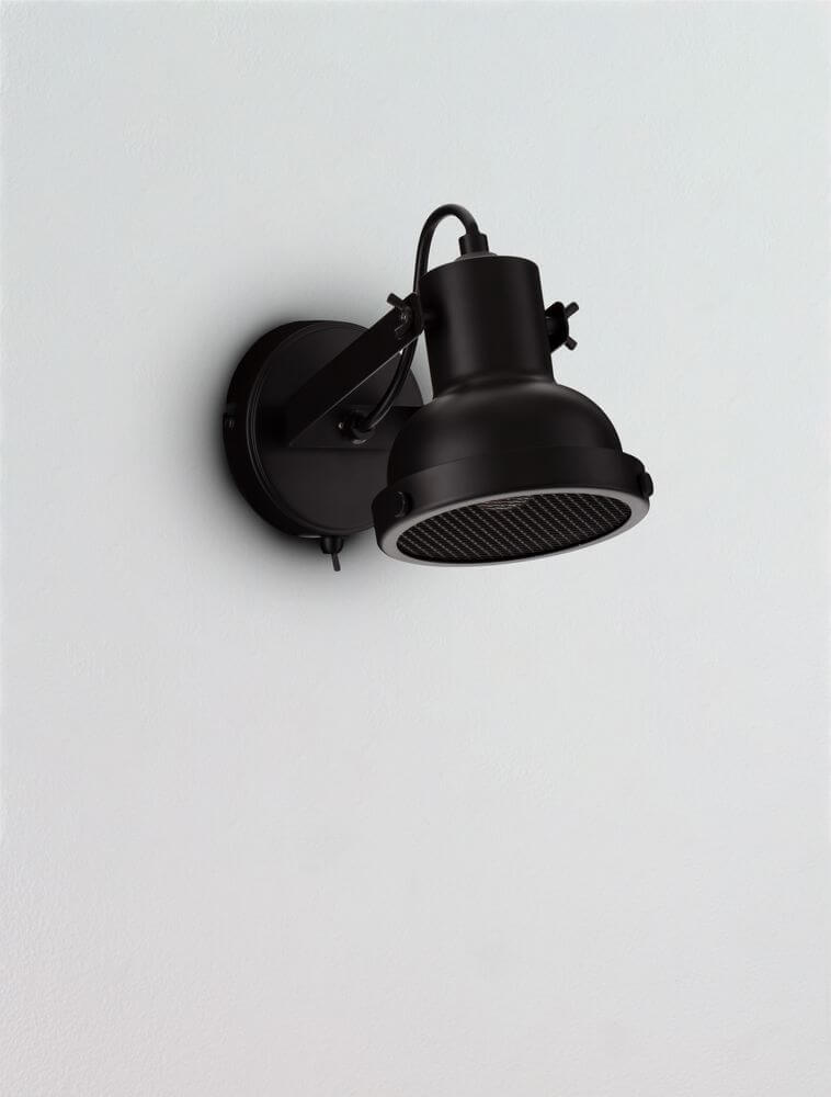 Ruvi Wandleuchte Schwarz, moderne Wandleuchte im Industriestyle, matte schwarze Oberfläche, skulpturales Design.