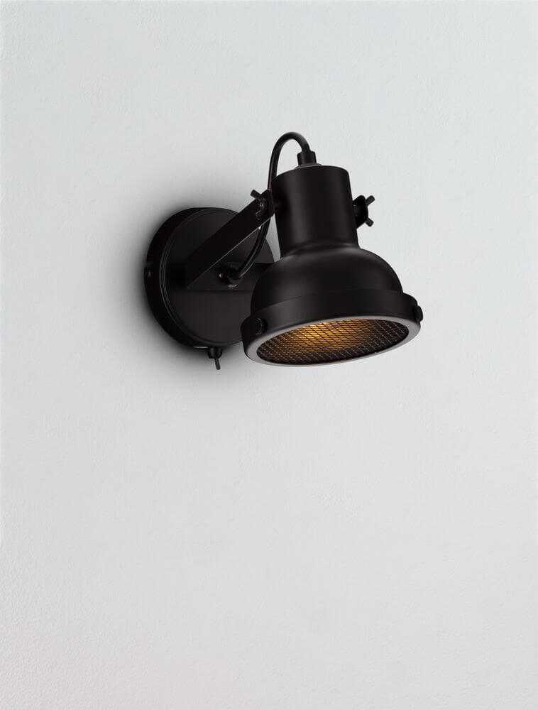 Ruvi Wandleuchte Schwarz an einer Wand montiert, modernes Industrial-Design in mattem Schwarz.