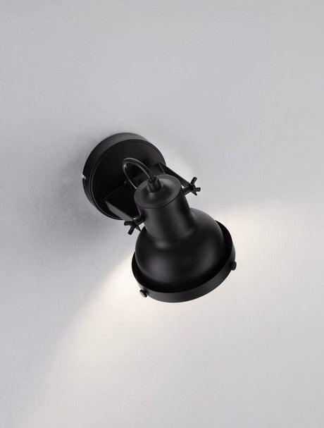 Ruvi Wandleuchte Schwarz in mattem Schwarz mit modernem Industrial-Design an der Wand.
