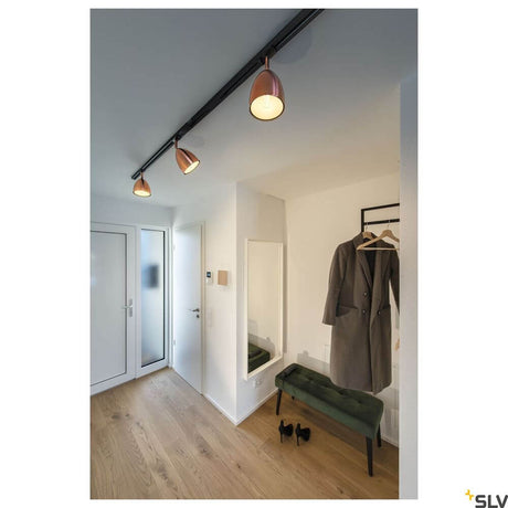 1-Phasen Para Cone 14 QPAR51 Kupfer, Weiß in modernem Flur mit Spiegelschrank und Garderobe.