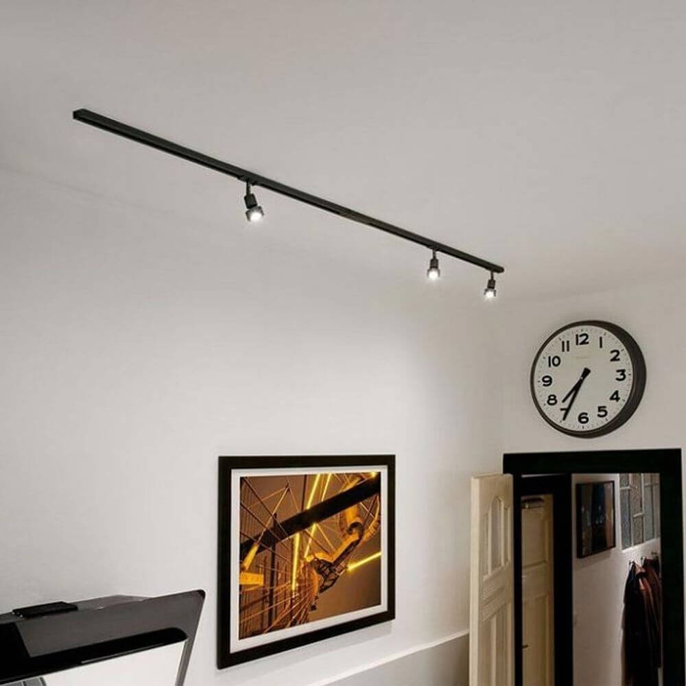 Puri LED 1-Phasen Hochvolt-Set Schwarz 2x1m mit Strahlern in modernem Raum