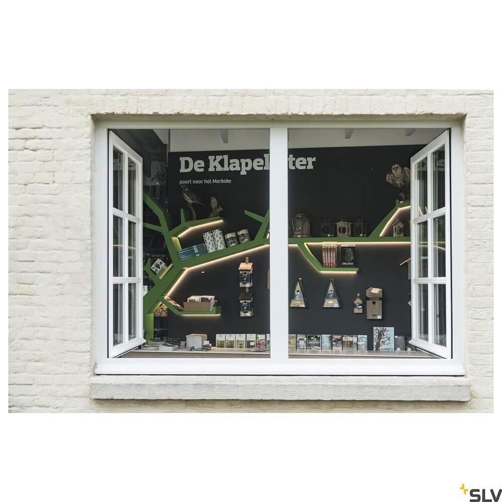 Schaufenster von De Klapeler mit kreativen Produkten und buntem Design