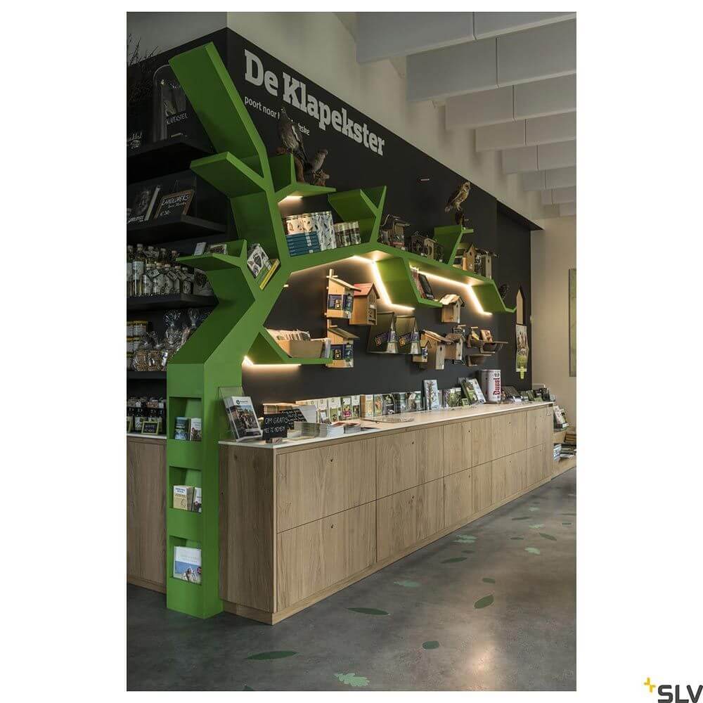 Moderne Inneneinrichtung mit grüner Regalbebauung im De Klapekster.