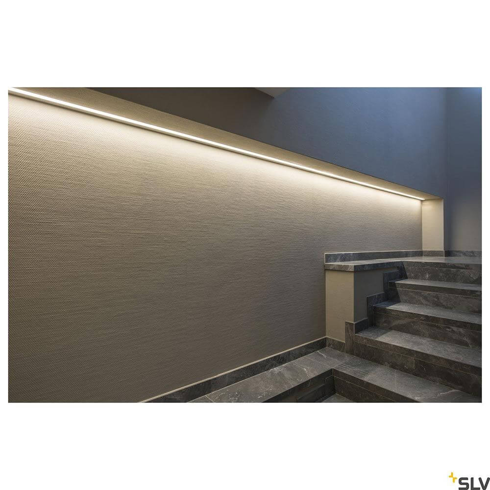3m Abdeckung für Grazia 20 Flache Ausführung an beleuchtetem Wandbereich mit Treppen.