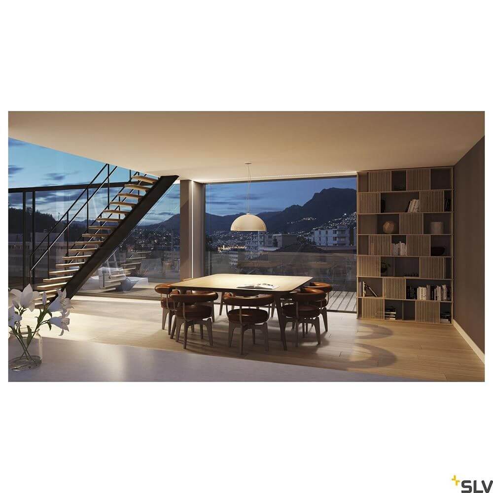 Moderne Innenansicht mit Esstisch, Stühlen und Fensterblick auf die Berge, minimalistische Einrichtung.