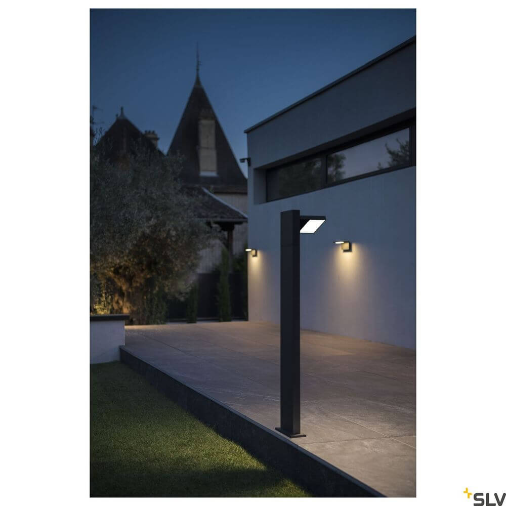 Moderne anthrazitfarbene Pole Lichtquelle. Perfekt für Außenbereiche, Minimalistisches Design und stimmungsvolle Beleuchtung.