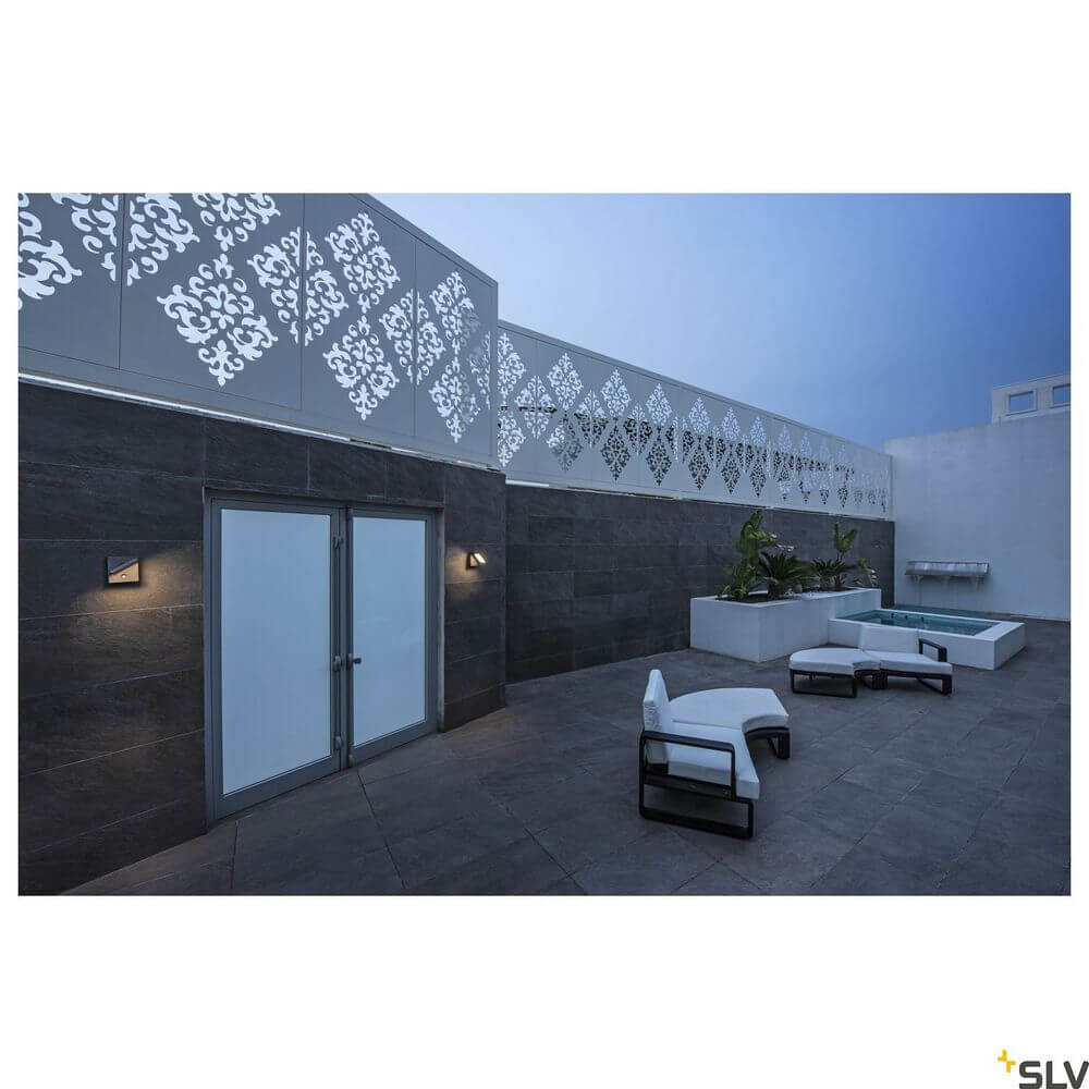 Moderne Außen-Wandlampe in Anthrazit mit LED-Sensor, ideal für stilvolle Terrassengestaltung.