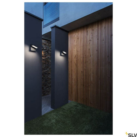 Abridor LED Udendørs væglampe 3000-4000K IP55 antracit på en moderne husvæg.