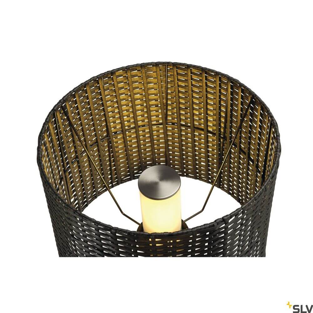 Blick auf die Adegan Manila Outdoor Stehlampe IP44 Rattan mit modernem, geflochtenem Design und strahlendem Licht.