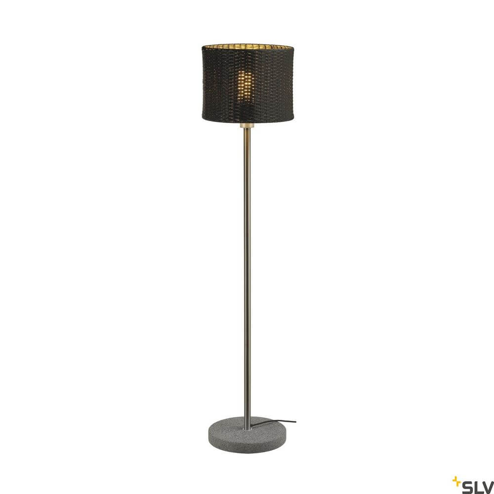Adegan Manila Outdoor Stehlampe IP44 Rattan mit schwarzem Lampenschirm und Betonfuß für den Außenbereich.