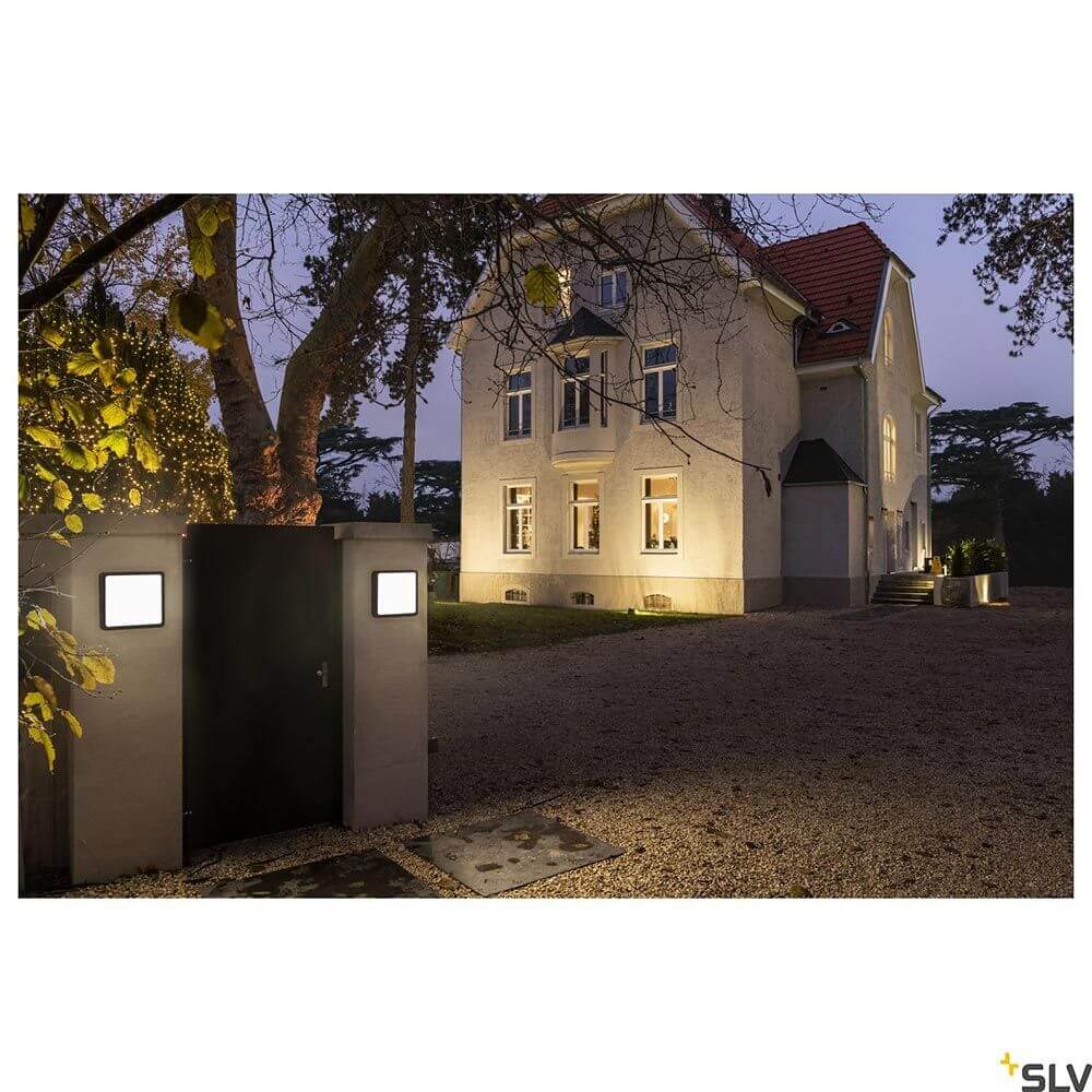 Ainos Square LED Wand- & Deckenauleuchte IP65 CCT beleuchtet Eingangsbereich eines Hauses bei Nacht.