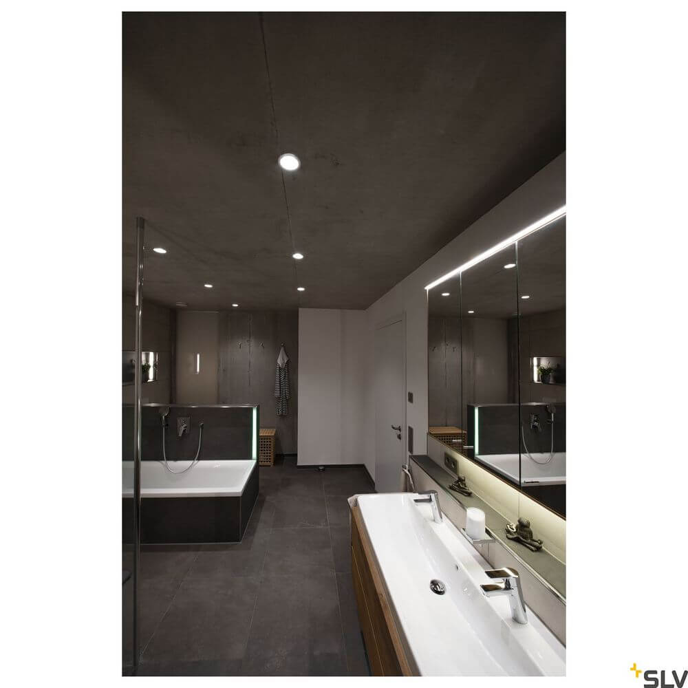 Akalo 83 Einbau-Deckenleuchte Weiß 3000/4000/5700K in modernem Badezimmer mit eleganter Ausstattung.