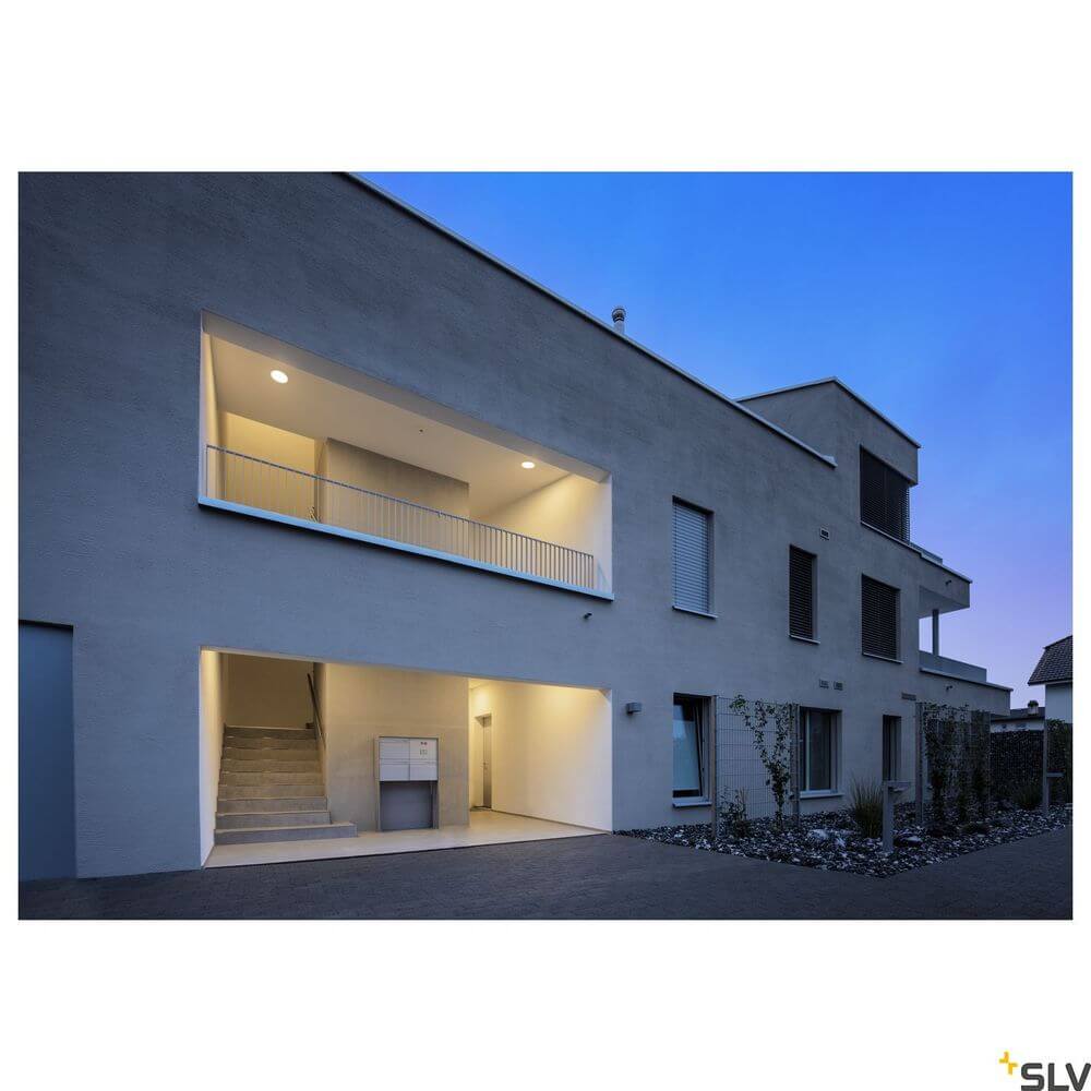 Akalo 83 Einbau-Deckenleuchte Weiß 3000/4000/5700K in moderner Architektur bei Nacht.