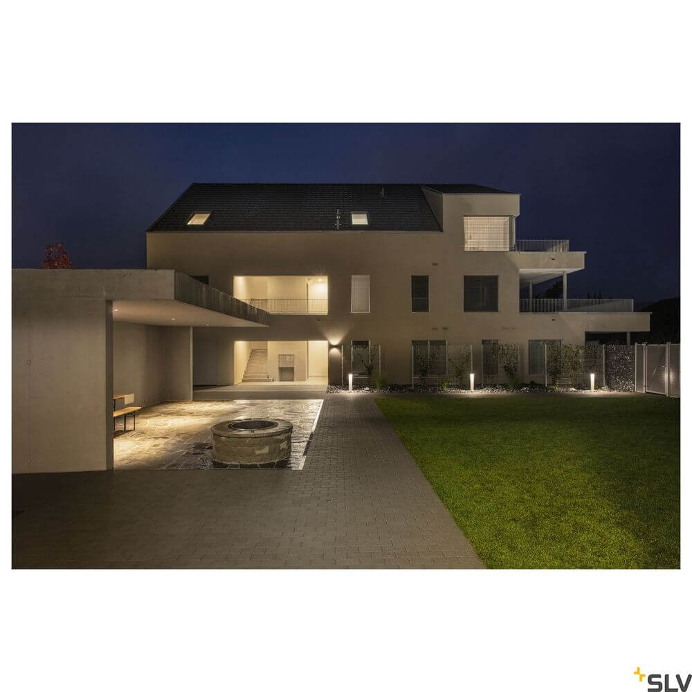 Akalo 83 Einbau-Deckenleuchte Weiß 3000/4000/5700K beleuchtet modernes Wohnhaus bei Nacht.