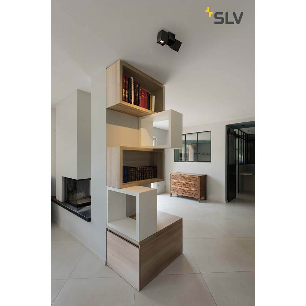 Altra Dice Aufbauleuchte in modernem Raum mit Bücherregal und schönem Interieur.