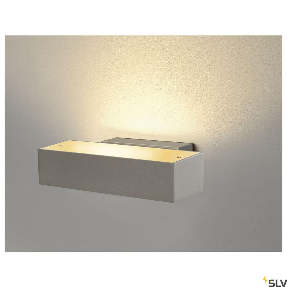Andreas Qt-De12 Wandlampe Grau an der Wand mit warmem Lichtstrahl.