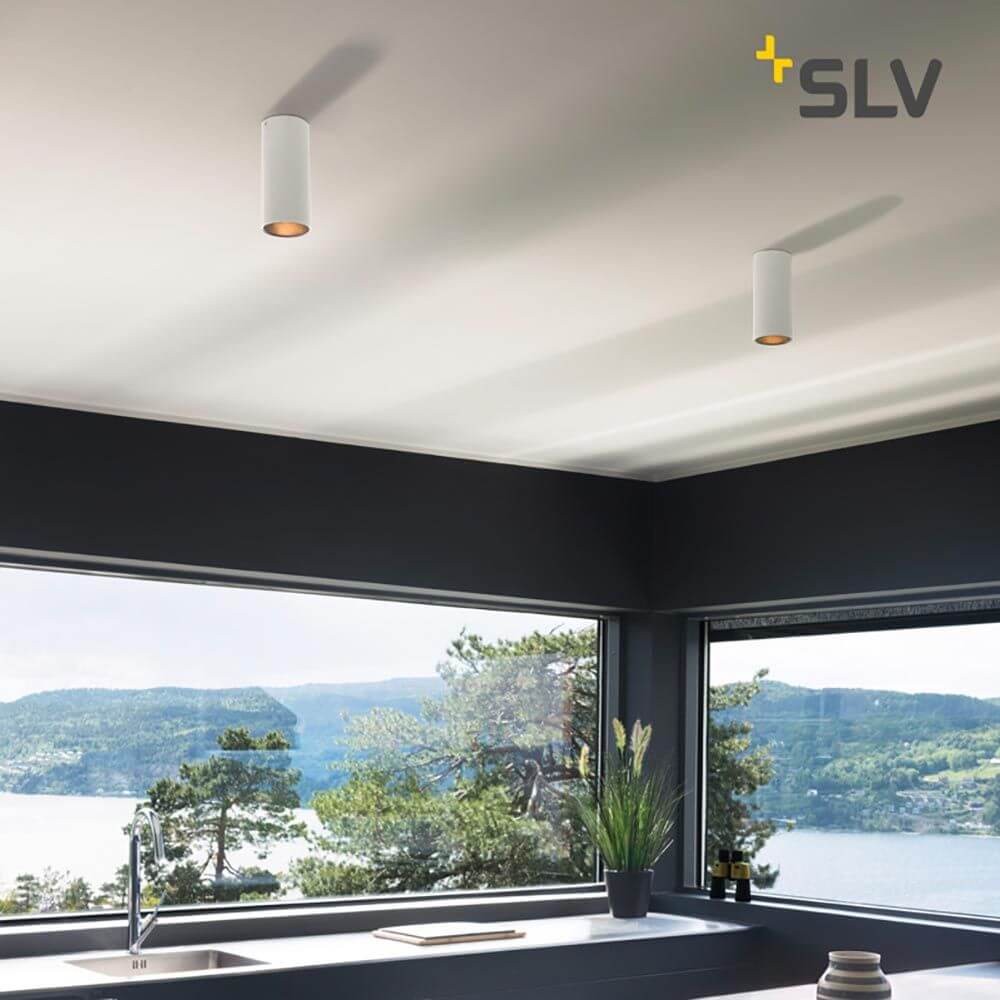 Anela LED Deckenleuchte Weiß 3000K in modernem Wohnraum mit Blick auf die Landschaft.