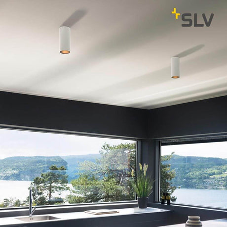 Anela LED Deckenleuchte Weiß 3000K in modernem Wohnraum mit Blick auf die Landschaft.