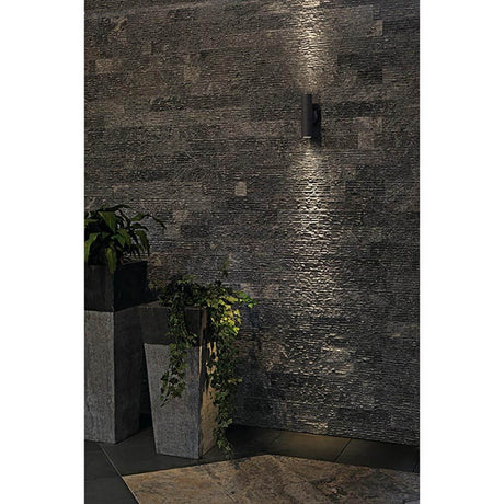 Astina Out ESL alu brushed 2xGU10 max. 2x11W IP44 applique murale sur un mur en pierre texturé avec des plantes.