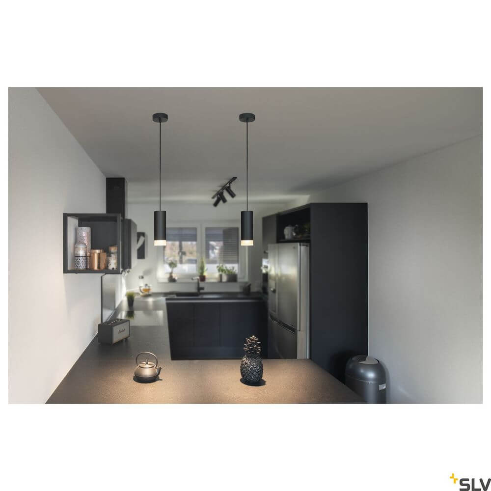 Astina Pendellampe QPAR51 Schwarz in moderner Küche mit minimalistischem Design.