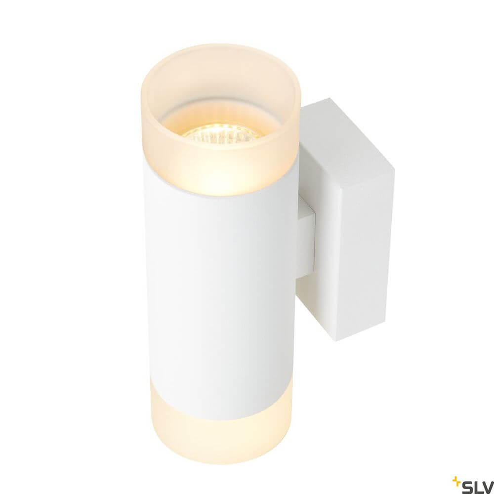 Astina Wandlampe QPAR51 Up & Down Weiß an einer Wand montiert, modernes Design mit warmem Licht