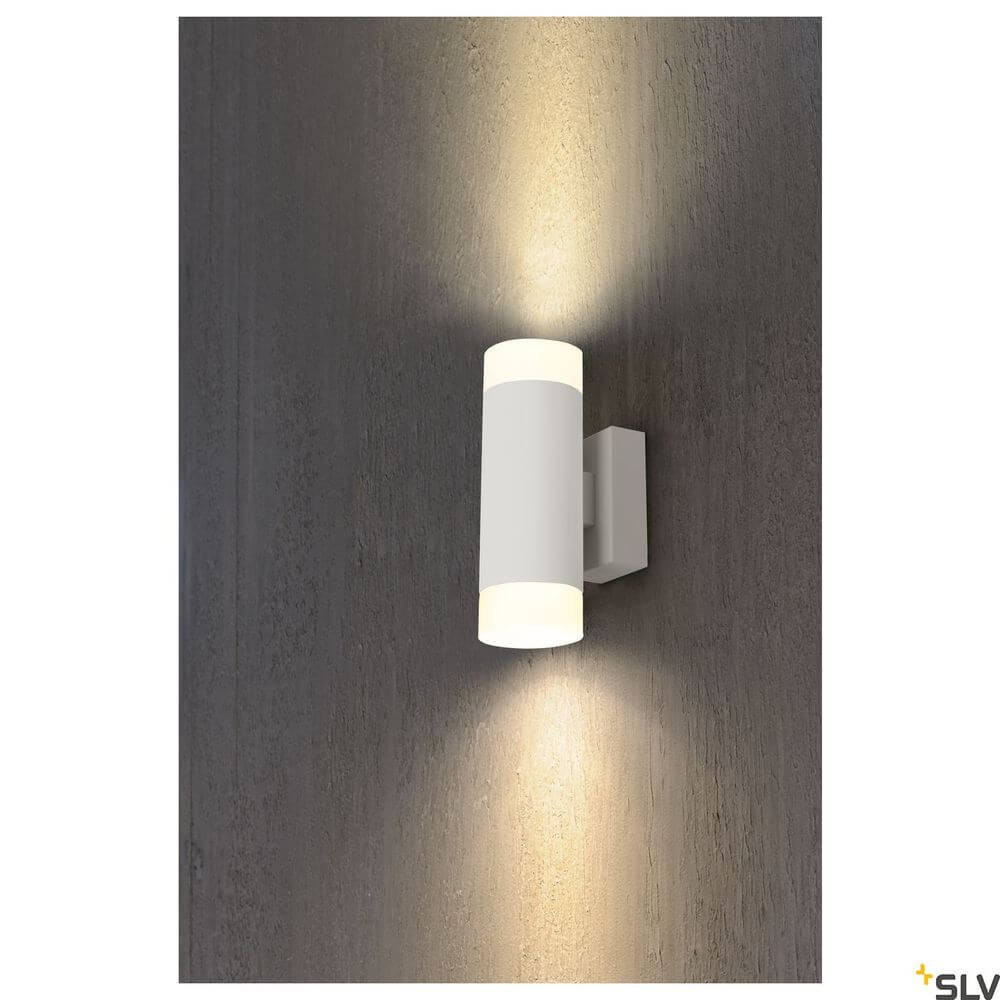 Astina Wandlampe QPAR51 Up & Down Weiß an einer Wand installiert mit sanftem Lichtschein.