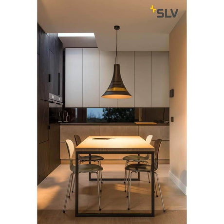 Bato 45 Pendelleuchte Schwarz, Messing: moderne Design-Pendelleuchte über Esstisch in stilvoller Küche