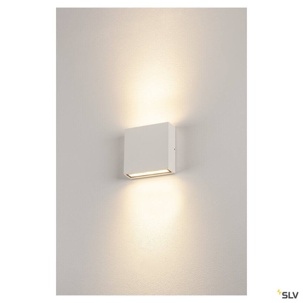Big Quad Up&Down Außen Wandleuchte IP54 in Weiß mit warmweißen LEDs und gleichartigen Lichtkegeln