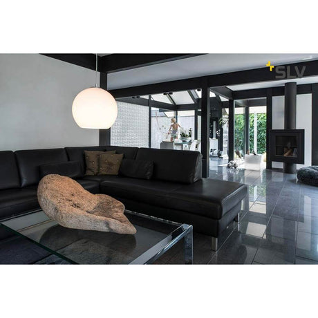Big Sun 30 Pendelleuchte Weiß in modernem Wohnzimmer mit schwarzem Sofa und eleganter Einrichtung.