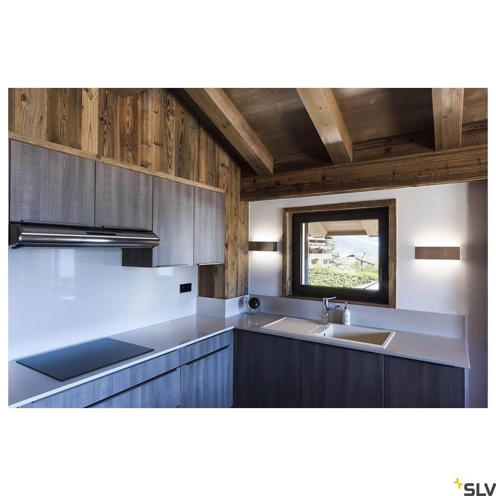 Moderne Küche mit Chrombo LED Wandaufbauleuchte 3000K und Holzdeckenverkleidung.