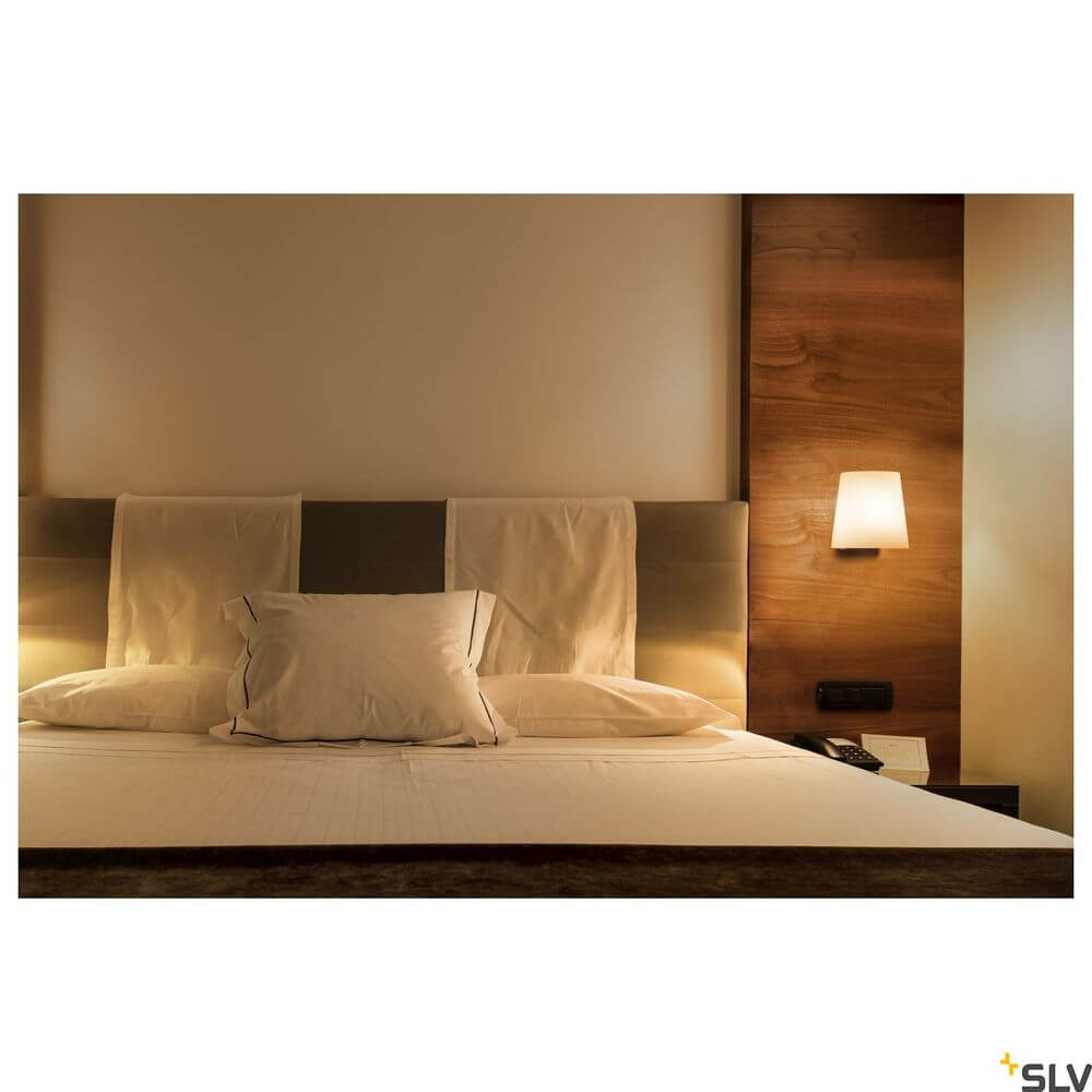 Coupa Wandlampe Qt14 Chrom, Weiß über einem modernen Bett im Schlafzimmer.