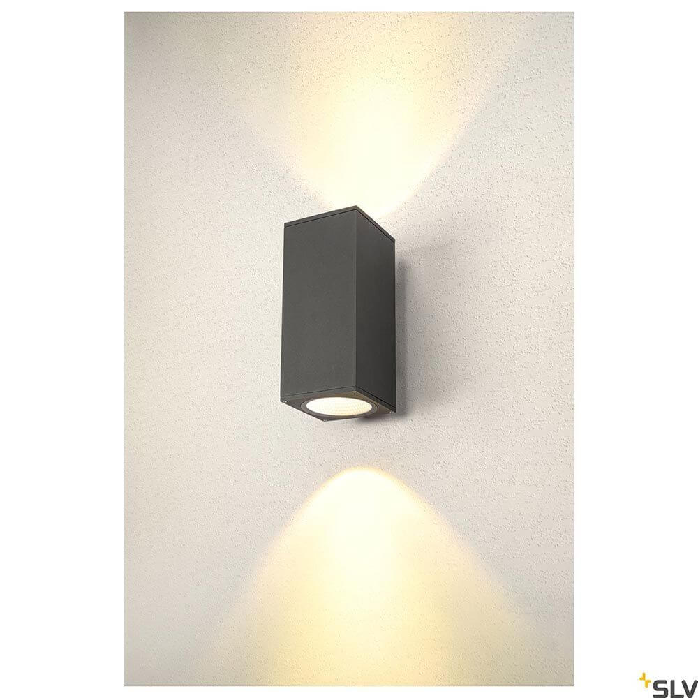 Enola LED Wandaufbauleuchte CCT Up&Down Outdoor an Wand montiert, strahlt warmes Licht nach oben und unten.