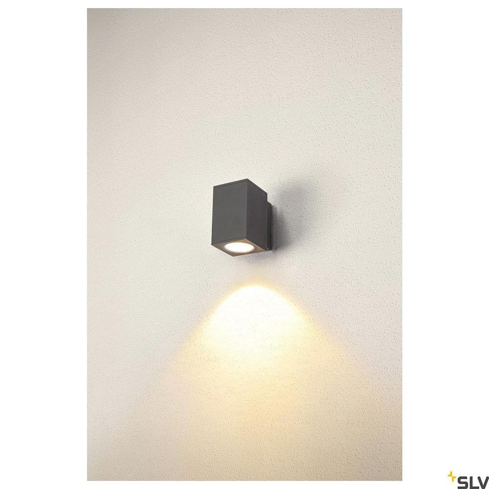 Enola LED Wandaufbauleuchte Square IP65 Anthrazit an Wand montiert mit Lichtstrahl