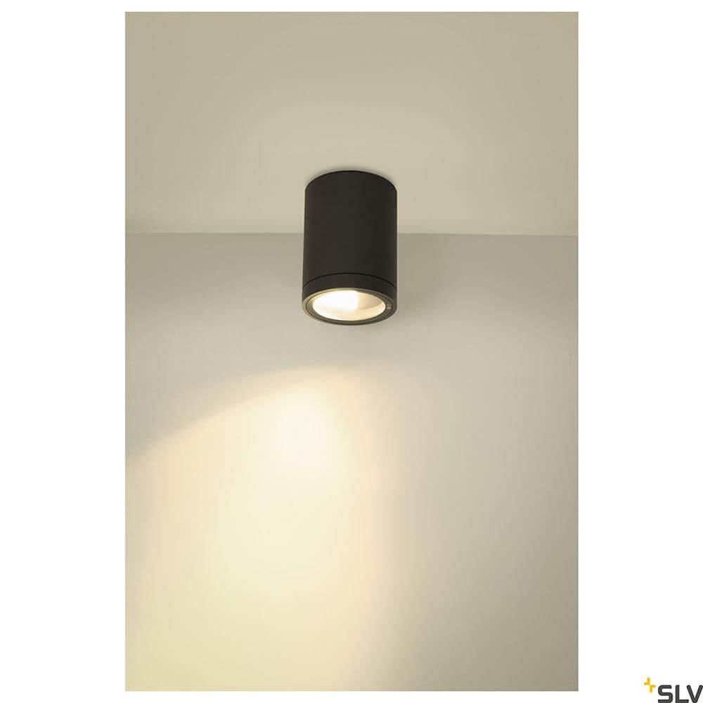 Enola Round LED Deckenaufbauleuchte CCT Outdoor an der Decke montiert, strahlt warmes Licht aus.