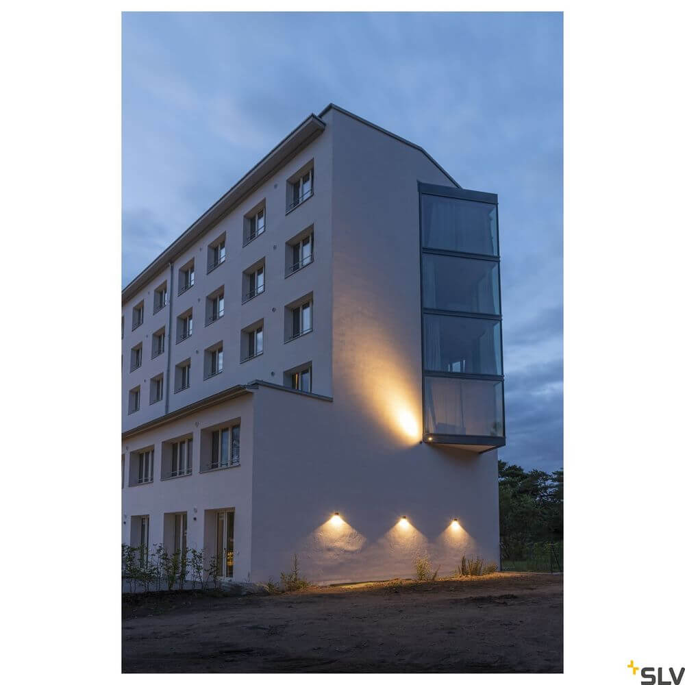 Eskina Displayleuchte 3000-4000K Anthrazit IP65 an einem modernen Gebäude im Abendlicht.