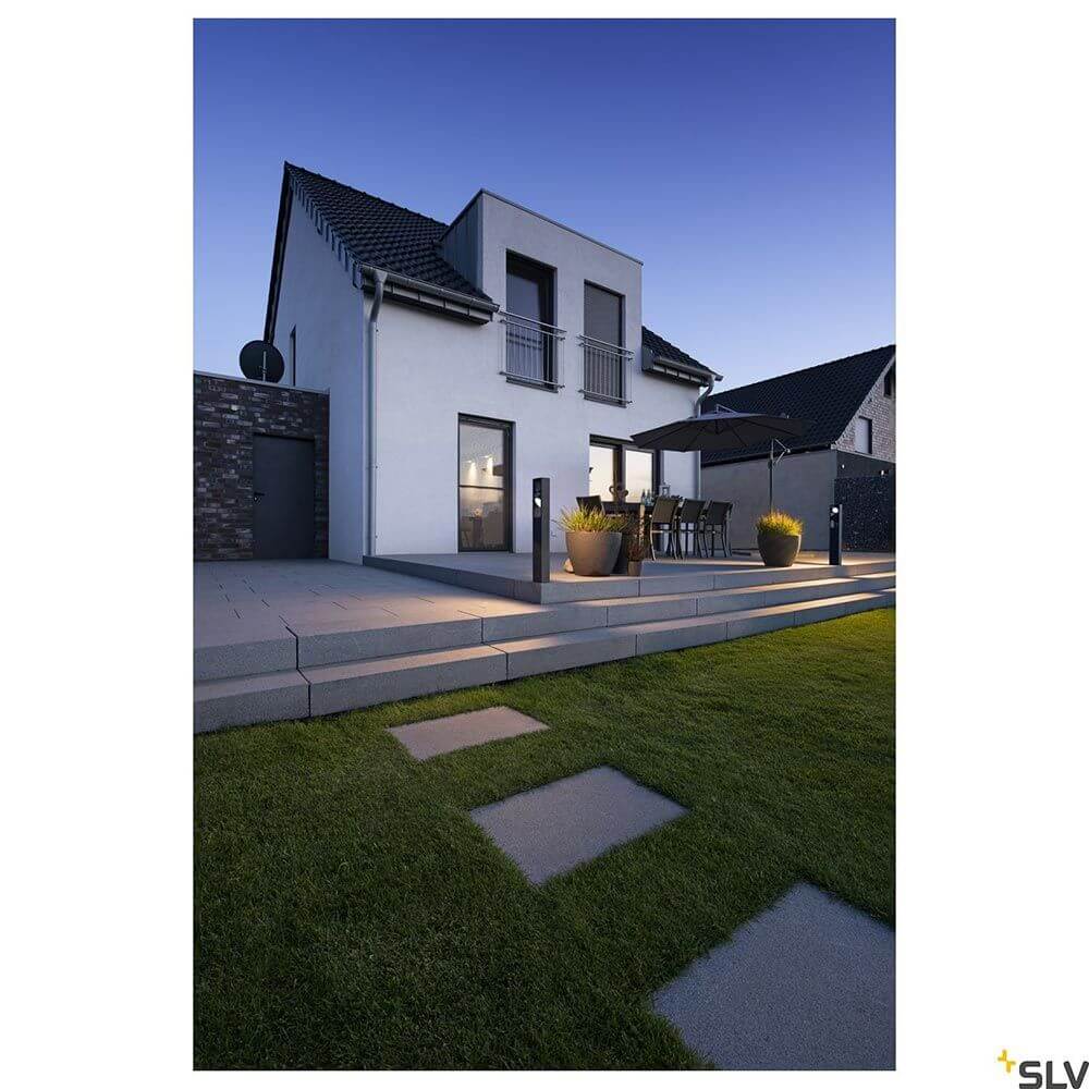Eskina Double LED Pollerleuchte Frame IP65 beleuchtet stilvolles modernes Haus mit Garten und Terrasse.