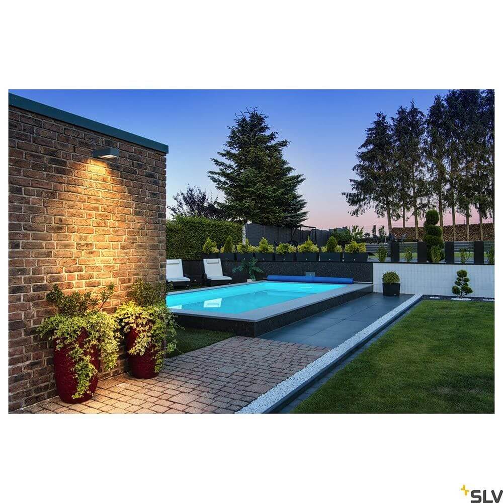 Eskina Frame Outdoor LED Wandaufbauleuchte Double Anthrazit CCT in stilvollem Außenbereich mit Pool und Beleuchtung.