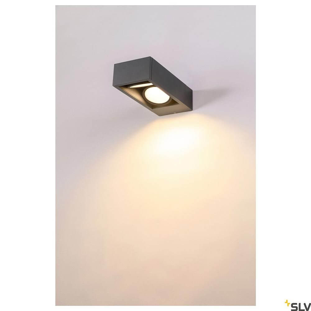 Eskina Frame Outdoor LED Wandaufbauleuchte Double Anthrazit CCT an einer Wand montiert, mit elegantem Lichtschein.