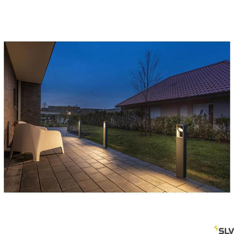 Eskina LED borne lumineuse sur potelet Single Frame IP65 CCT dans un élégant espace extérieur au crépuscule.