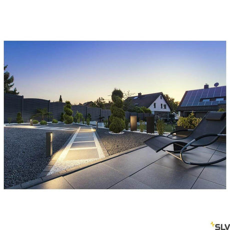 Eskina LED borne lumineuse sur potelet Single Frame IP65 CCT dans un élégant décor de jardin au crépuscule.