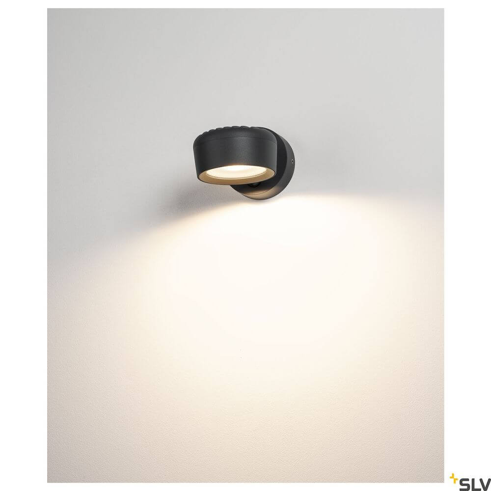 Eskina Sensor LED Strahler 3000-4000K Anthrazit an Wand montiert mit warmem Licht.