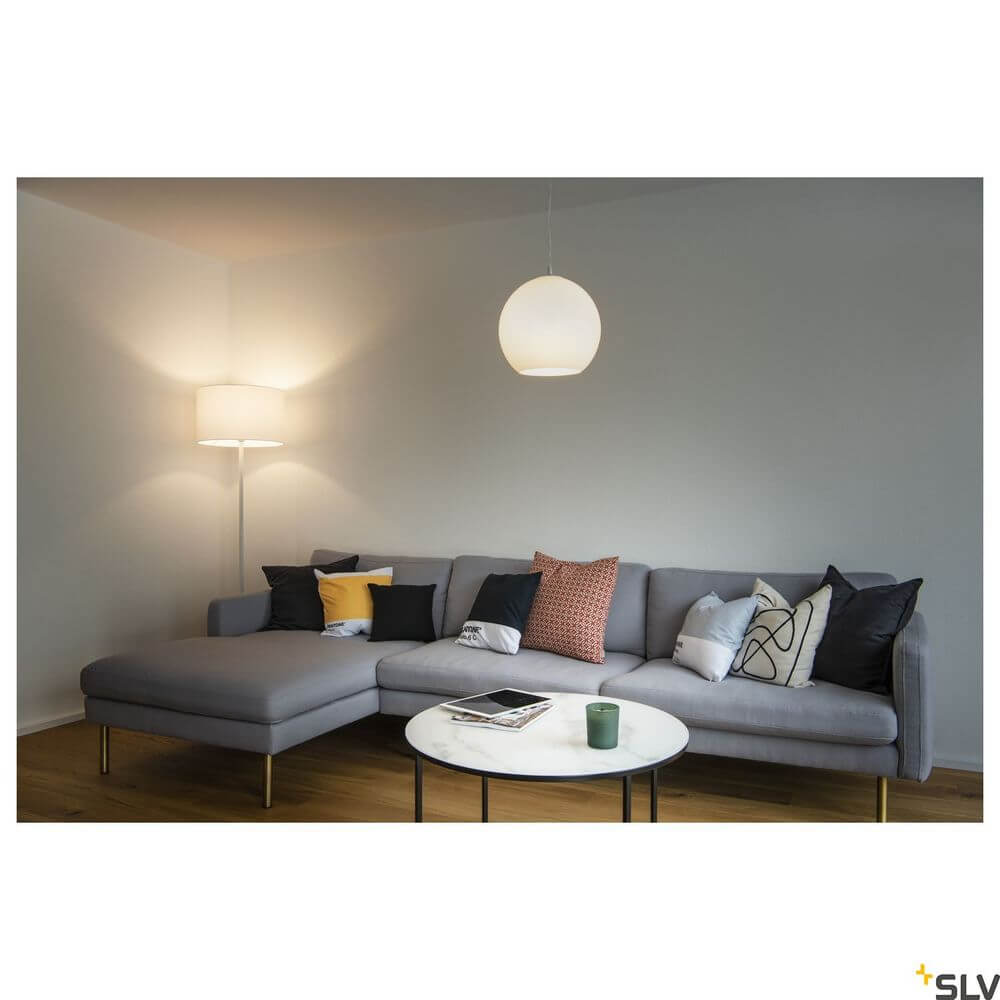 Fenda Standleuchtenfuß E27 Weiß (ohne Schirm) in modernem Wohnzimmer mit Sofa und Beistelltisch