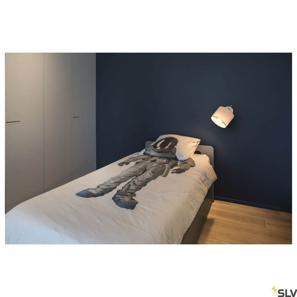 Fenda Wandlampe E27 Weiß (ohne Schirm) in einem modernen Schlafzimmer mit Astronauten-Bettwäsche.